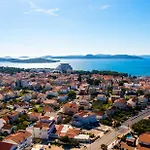 Sunny Sky - Pool & Parking - Apartman