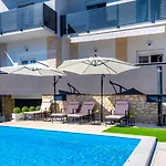 Sunny Sky - Pool & Parking - *