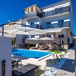 Apartman Sunny Sky - Pool & Parking - *