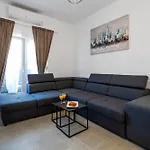 Sunny Sky - Pool & Parking - Apartman