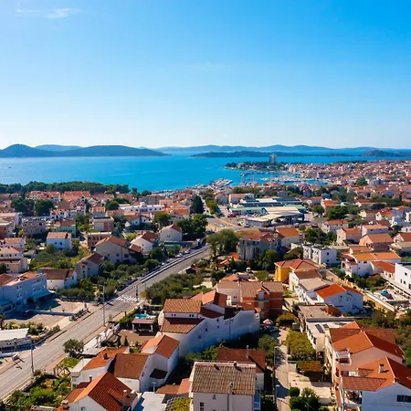 Sunny Sky - Pool & Parking - Apartment *