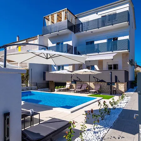 Appartement Sunny Sky - Pool & Parking - *