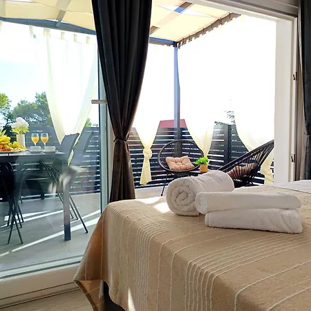 Sunny Sky - Pool & Parking - Apartment