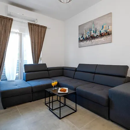 Sunny Sky - Pool & Parking - Apartment