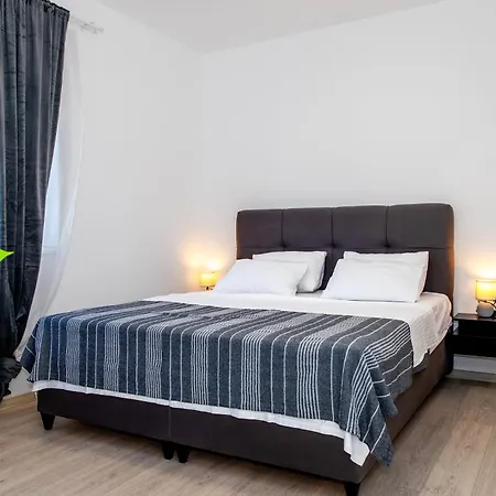 Apartment Sunny Sky - Pool & Parking -