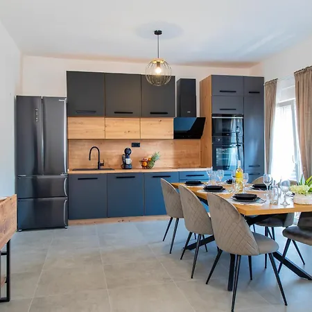 Sunny Sky - Pool & Parking -