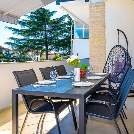 Sunny Sky - Pool & Parking - Apartment