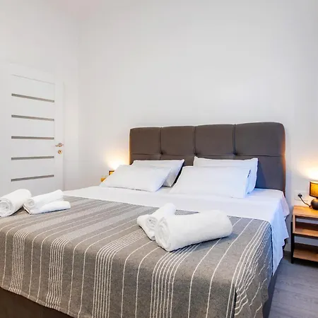 Apartment Sunny Sky - Pool & Parking -