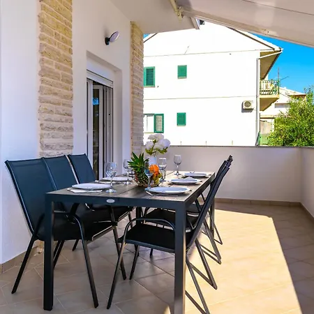 Appartement Sunny Sky - Pool & Parking - *